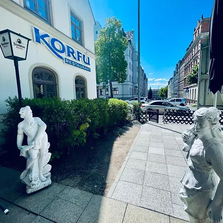 Charmantes Mit Parkplatz & Restaurant 招待所 *
